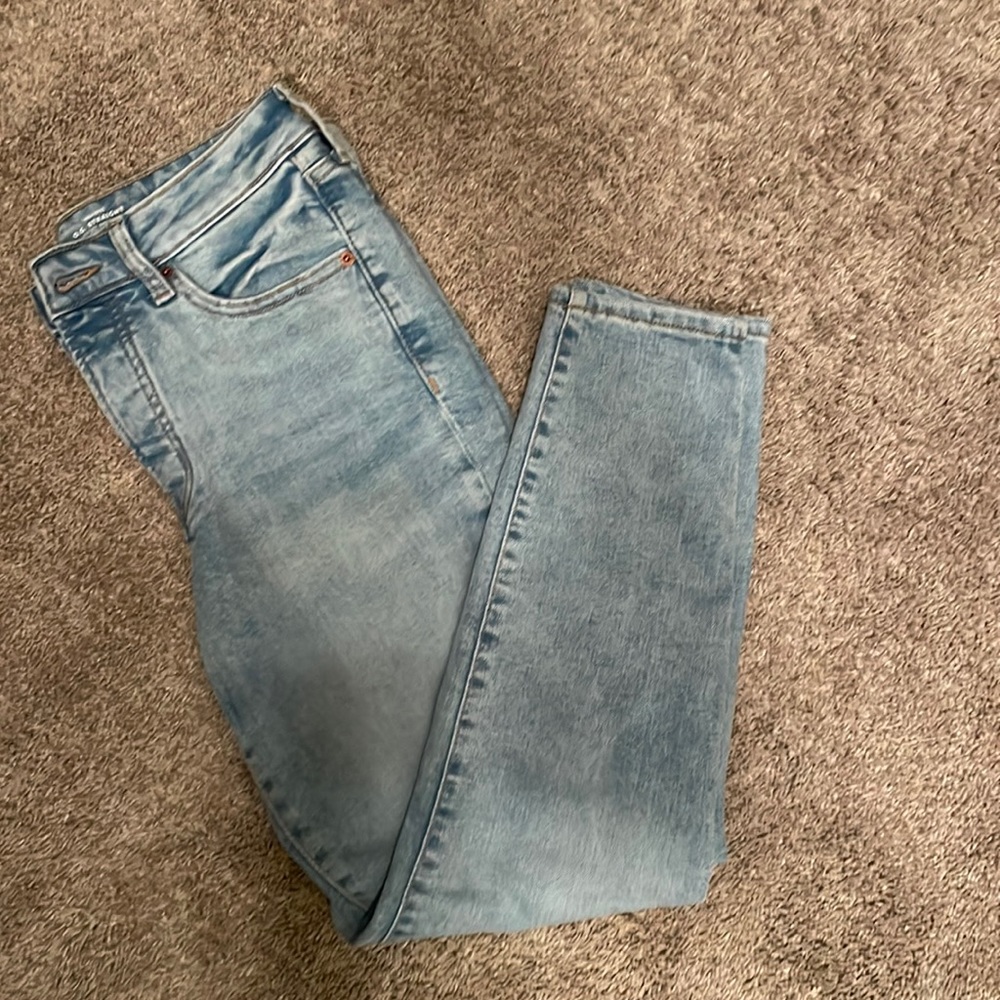 Old Navy women’s O.G. Straight high-rise jeans. Size 4. Light denim, button fly.